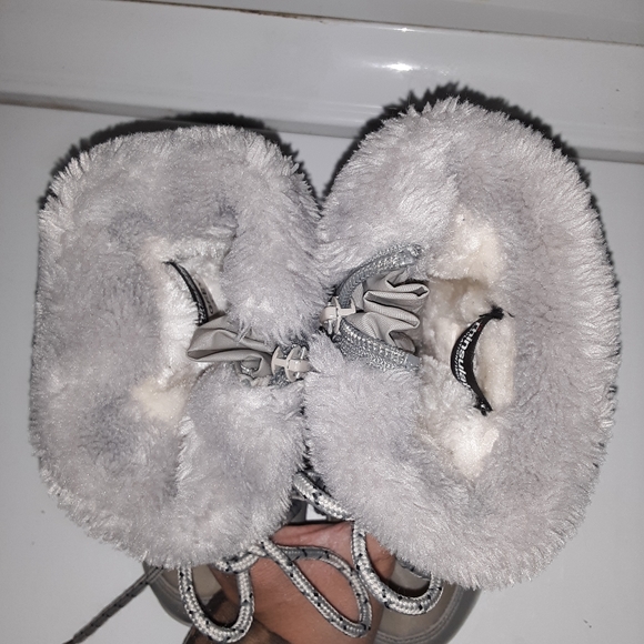 Size 11 kids snow boots - Picture 4 of 8